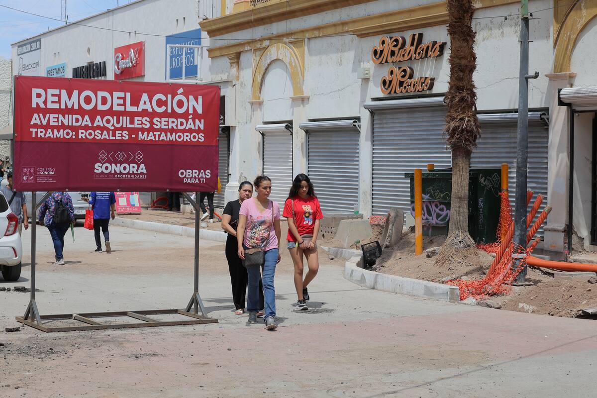 Los peatones aún no pueden transitar por las banquetas en la calle Serdán.
FOTO: Gerardo D. Gonsález