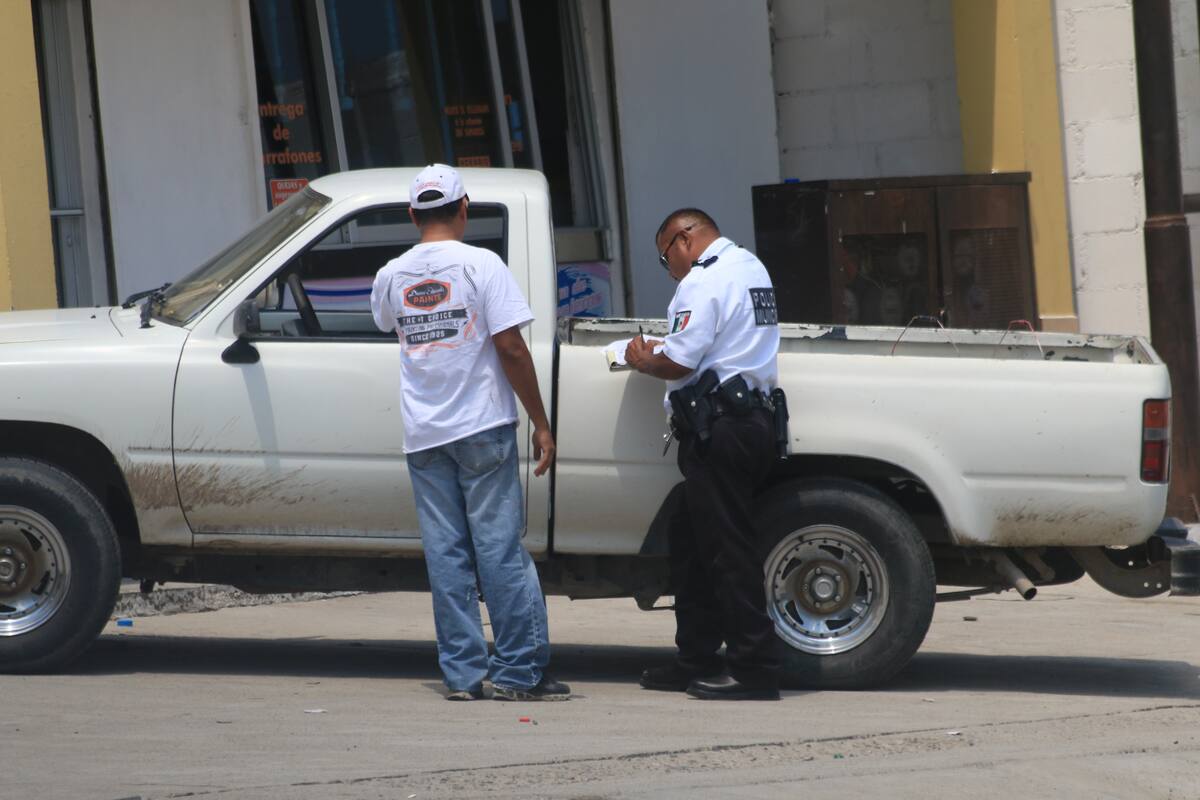 No contar con licencia y seguro, motivo de detención de autos en Sonora