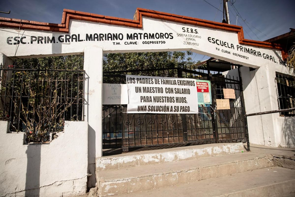 Un docente de tercer grado continúa frente a grupo pese a no recibir pago desde hace más de 16 meses, situación que motivó la toma del plantel por padres de familia. Foto: Border Zoom