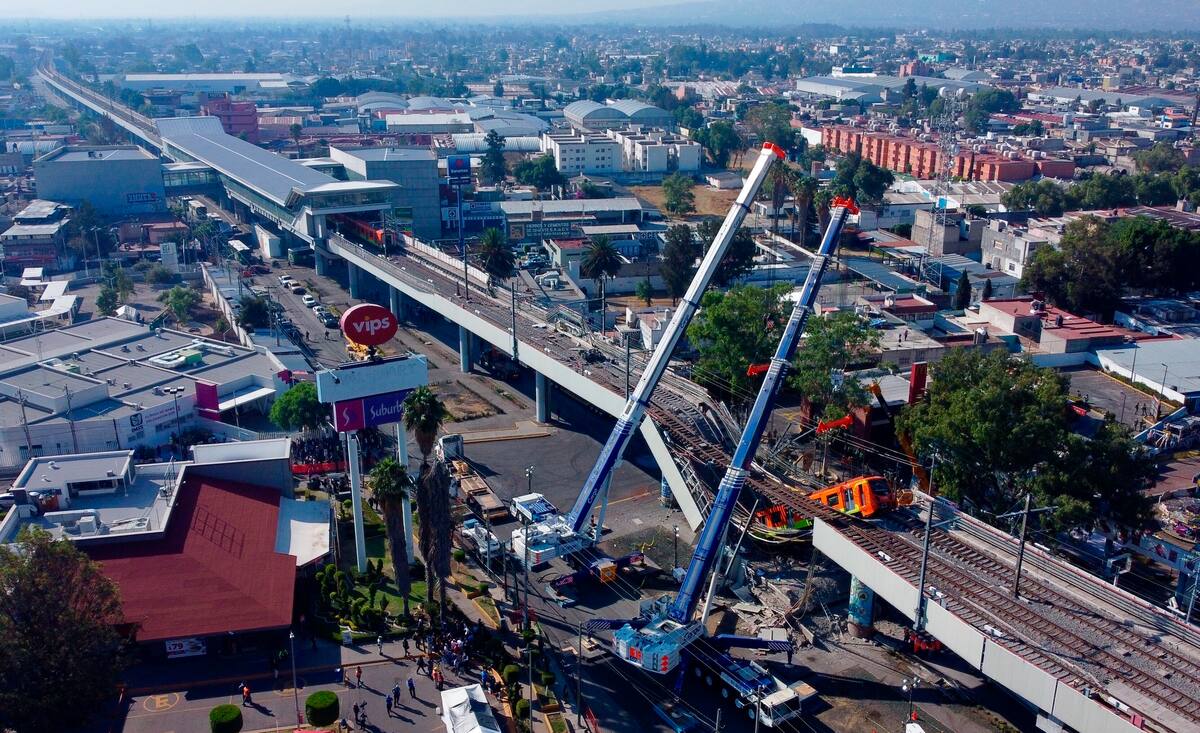 MEX860. CIUDAD DE MÉXICO (MÉXICO), 04/05/2021.- Vista aérea realizada con un drone que muestra el colapso de los vagones del metro, hoy en la Ciudad de México (México). Al menos 23 personas murieron y otras 79 resultaron heridas al desplomarse en la noche de lunes un puente de la vía elevada de la línea 12 del Metro de Ciudad de México entre la estación Olivos y Tezonco sobre el que circulaba un tren con varios vagones. EFE/Carlos Ramírez