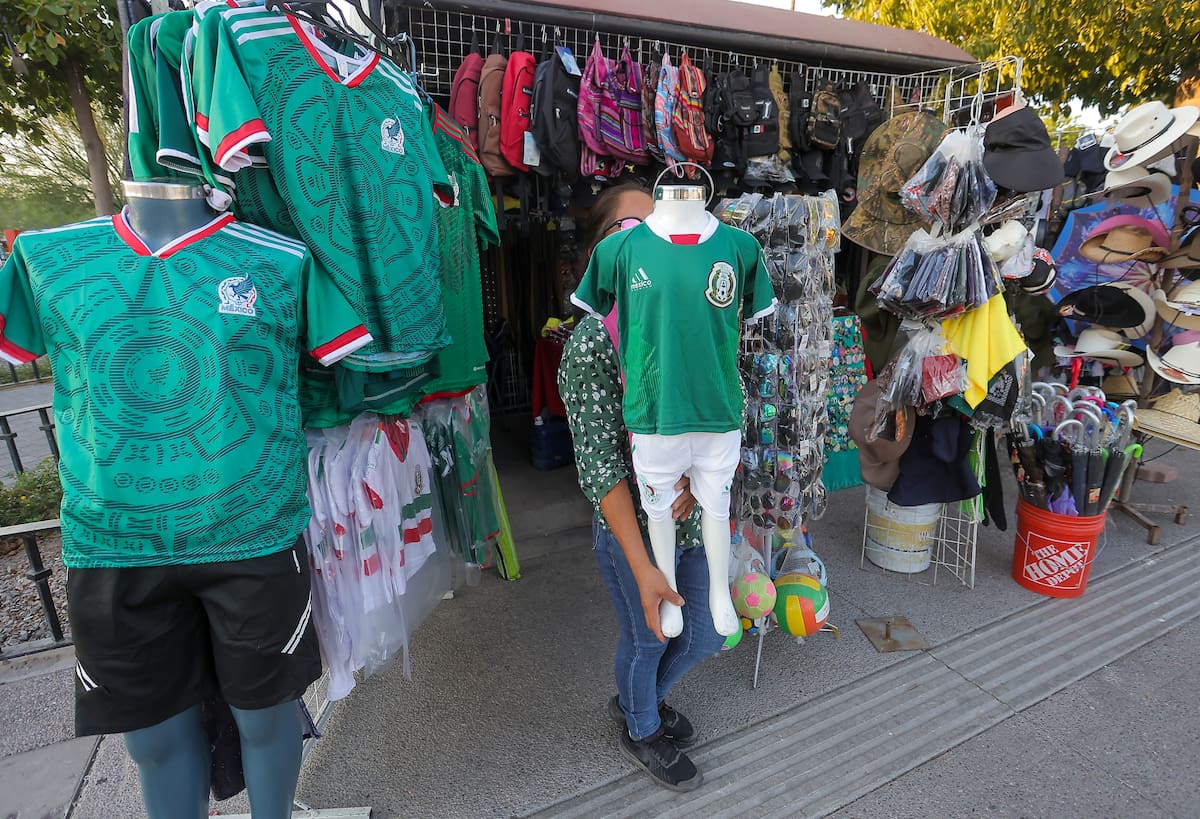Los comercios del centro ofrecen las playeras de la Selección Mexicana. (Foto: Archivo GH)