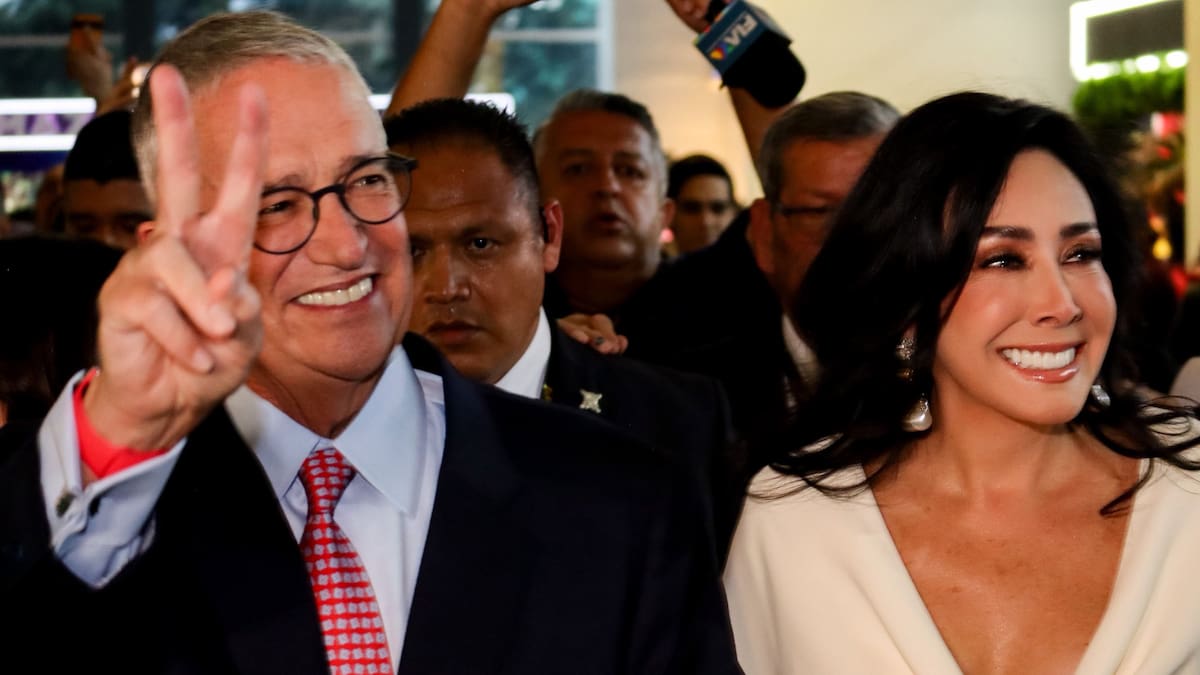 Ricardo Salinas Pliego celebra sus 70 años con 22 mil “sobrinos” en la Arena México; hace ostentosa entrada en helicóptero