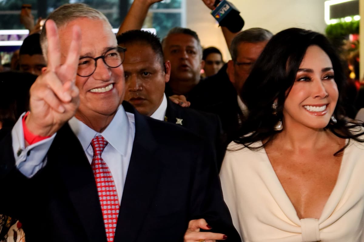 Ricardo Salinas Pliego celebra sus 70 años con 22 mil “sobrinos” en la Arena México; hace ostentosa entrada en helicóptero