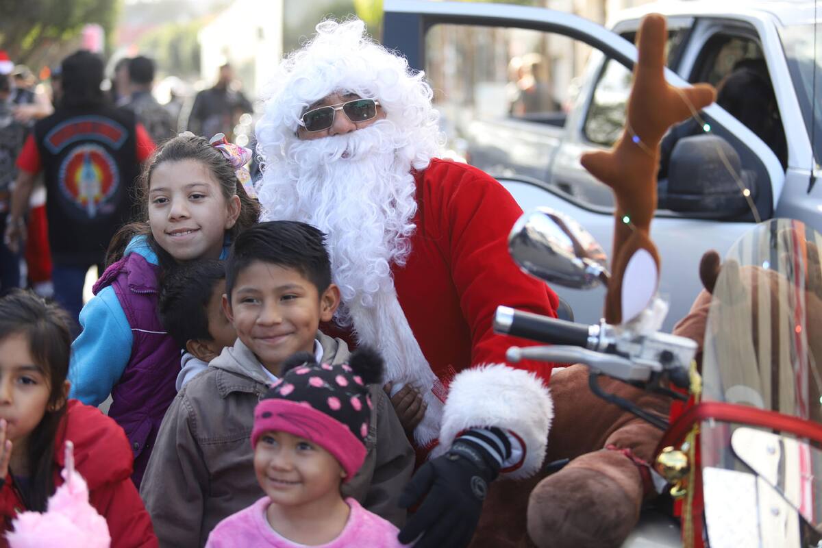 Santa Claus llega en moto a la ‘Revu’