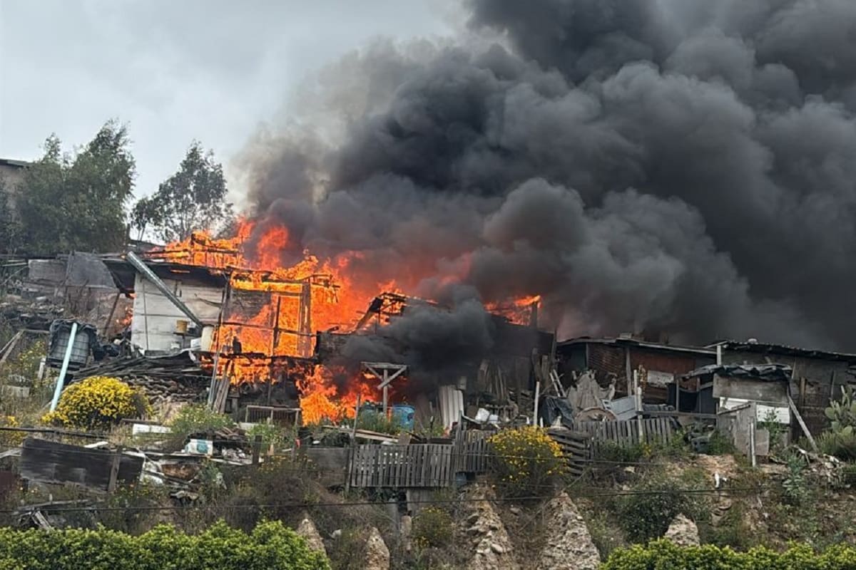 Incendio consume dos viviendas