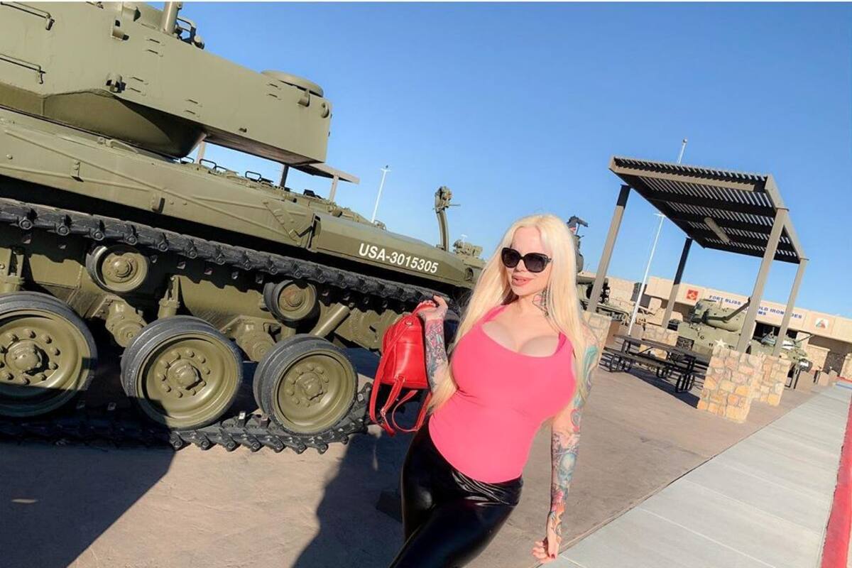 Sabrina Sabrok posa con tanques de guerra y muestra deseos de entrar al ejército