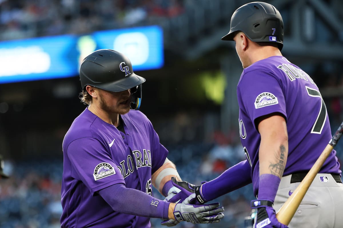 Hunter Goodman, de los Rockies de Colorado, festeja con su compañero TJ Rumfield, tras batear un jonrón ante los Nacionales de Washington, el martes 25 de agosto de 2026 (AP Foto/Daniel Kucin Jr.)