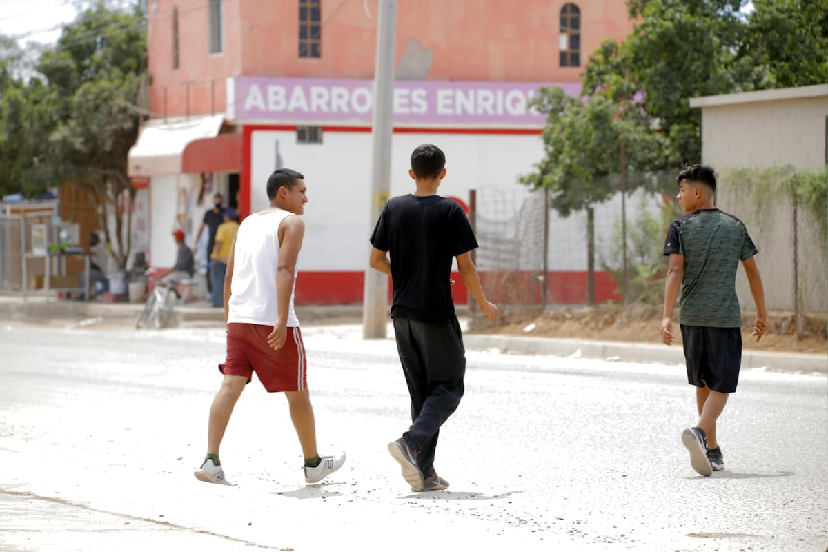 Prevalece en jóvenes falsa sensación de inmunidad; propagan virus