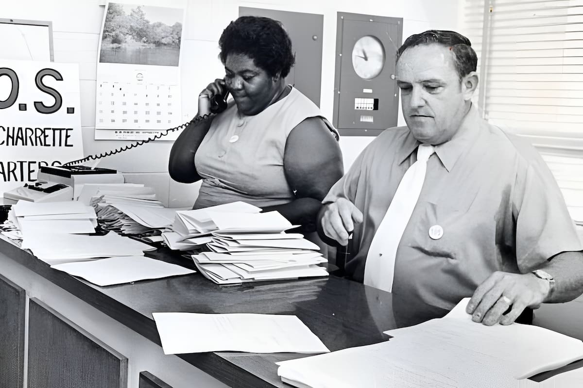 El día que pusieron a trabajar juntos a una mujer afroamericana y a un líder del KKK Lo que comenzó con tensión terminó convirtiéndose en una amistad para toda la vida