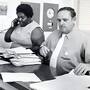 El día que pusieron a trabajar juntos a una mujer afroamericana y a un líder del KKK Lo que comenzó con tensión terminó convirtiéndose en una amistad para toda la vida