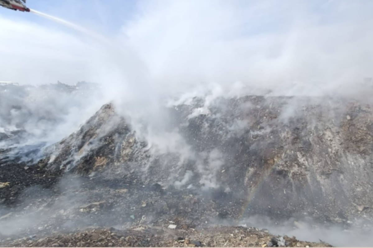 Incendio de basura en zona “piggy back” de Culiacán se mantiene activo: bomberos continúan labores de enfriamiento