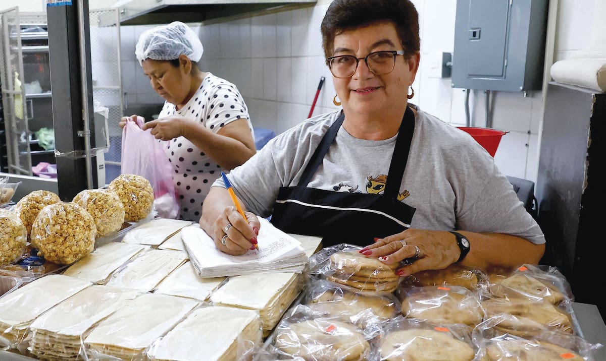¡Siempre las cuentas claras! Muy importante para los comerciantes del Mercado Municipal tener el inventario al día. FOTO: JULIÁN ORTEGA