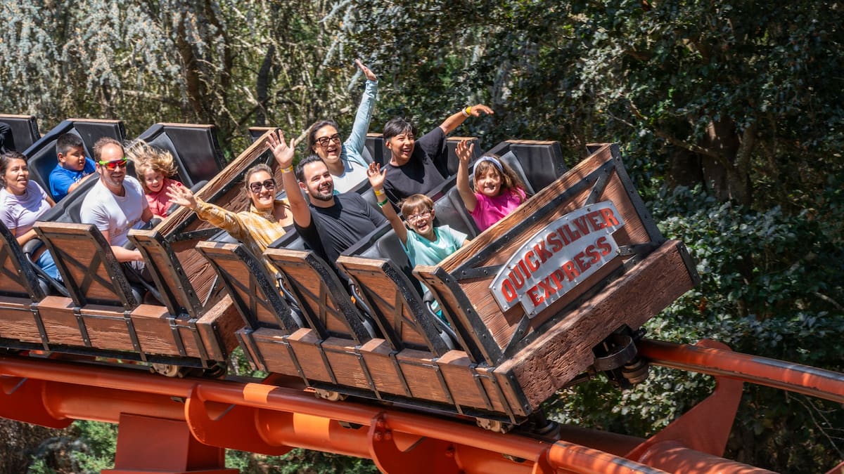 Cuenta con más de 40 atracciones y juegos, extensos jardines y los mundialmente famosos Circus Trees. Foto: Cortesía