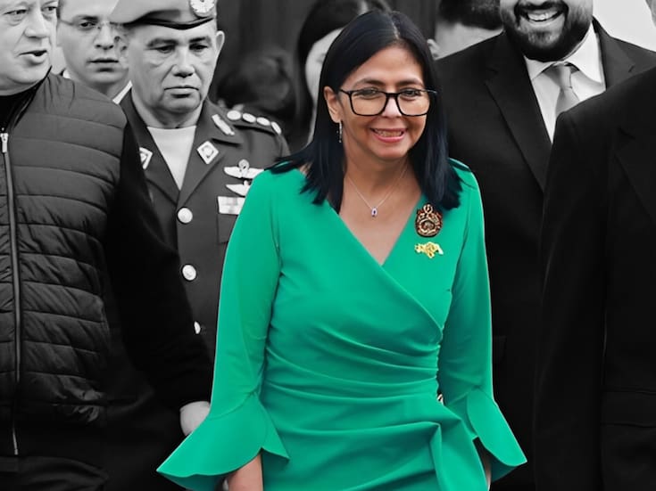 Esto cuesta el polémico vestido de Delcy Rodríguez que usó para jurar como presidenta de Venezuela
