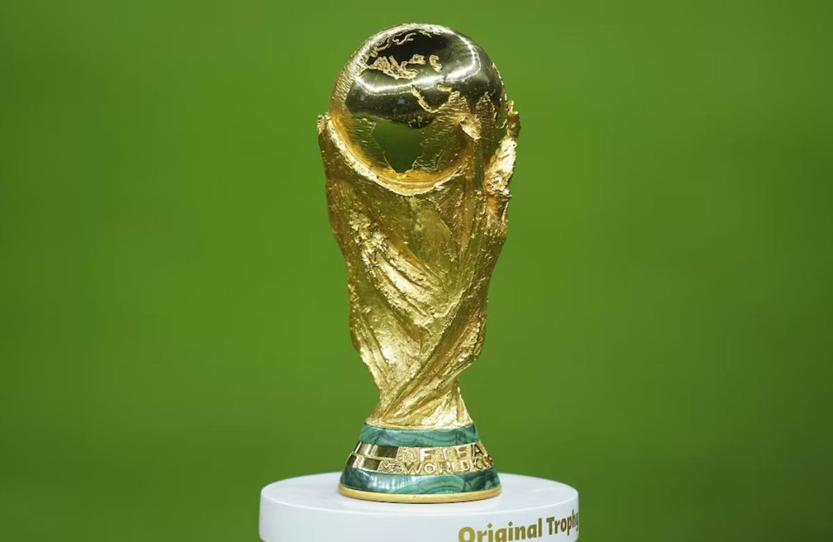 Fotografía del trofeo de la copa mundial de Futbol / Especial