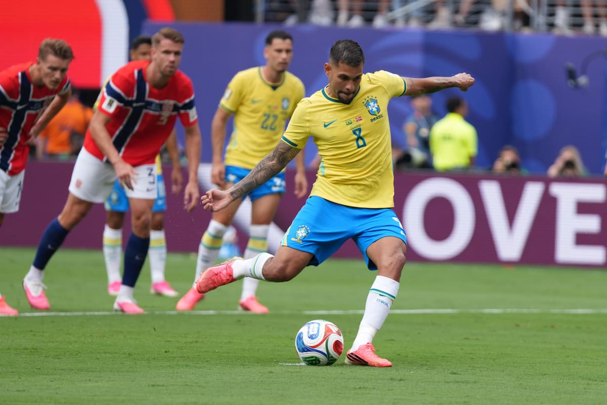 Bruno Guimarães de Brasil patea un penalti este domingo, en un partido por los octavos de final del Mundial de la FIFA 2026 entre Brasil y Noruega en el estadio MetLife en Nueva Jersey (Estados Unidos). EFE/ Angel Colmenares