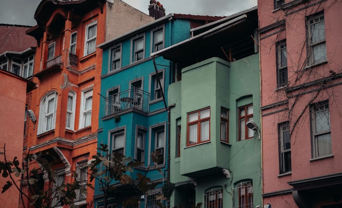 En ciudades como Basilea, distritos como Klybeck o Bümpliz concentran población trabajadora e inmigrante. Aunque presentan edificios más compactos y departamentos pequeños, mantienen condiciones básicas garantizadas. Foto: Especial