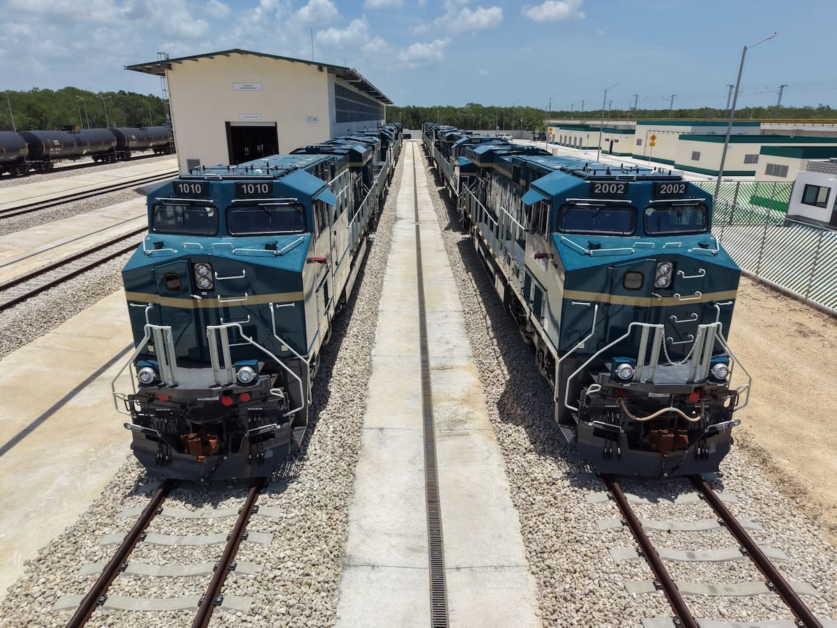 Claudia Sheinbaum supervisó en Puerto Morelos las primeras 12 locomotoras del Tren Maya de carga, cuyo inicio de operaciones está previsto para 2027. | Foto: Presidencia