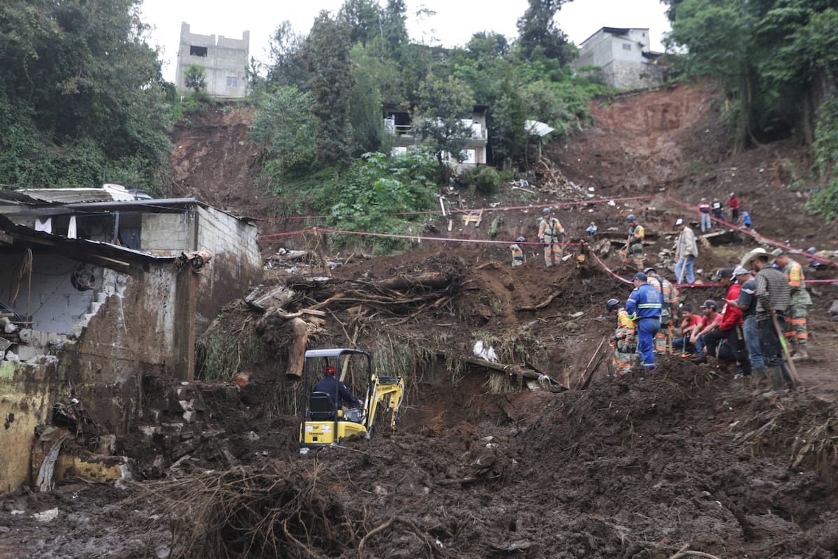 (251013) PUEBLA, 13 octubre, 2025 (Xinhua) Rescatistas realizan trabajos de búsqueda en una zona de un deslizamiento de tierra causado por las lluvias, en Huauchinango, en el estado de Puebla, México, el 13 de octubre de 2025. (Xinhua/Francisco Cañedo) (fc) (oa) (ah) (vf)