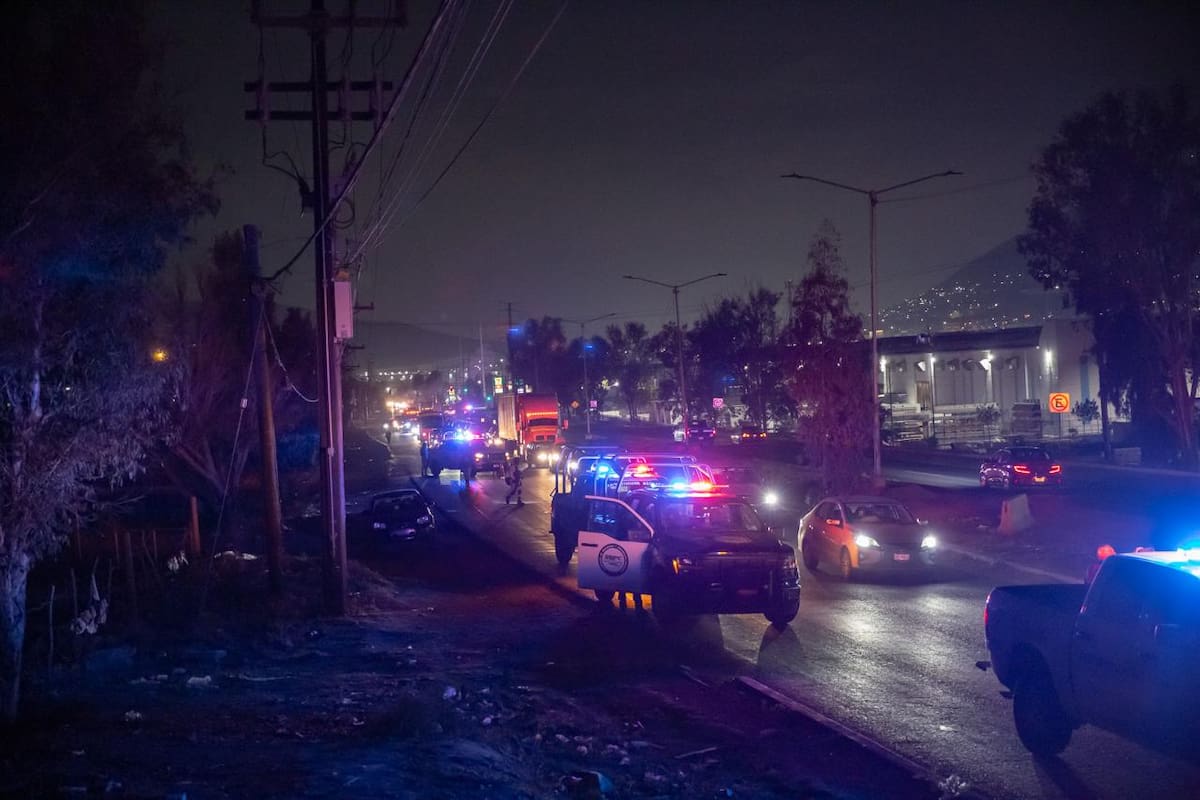 El camión atacado presentaba al menos cinco impactos de bala en el lado del conductor. Foto: Border Zoom