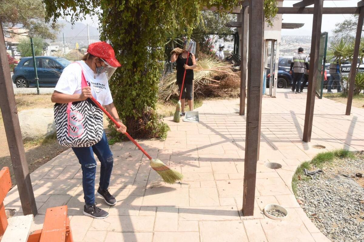 Notifican a ciudadanos para que limpien sus banquetas