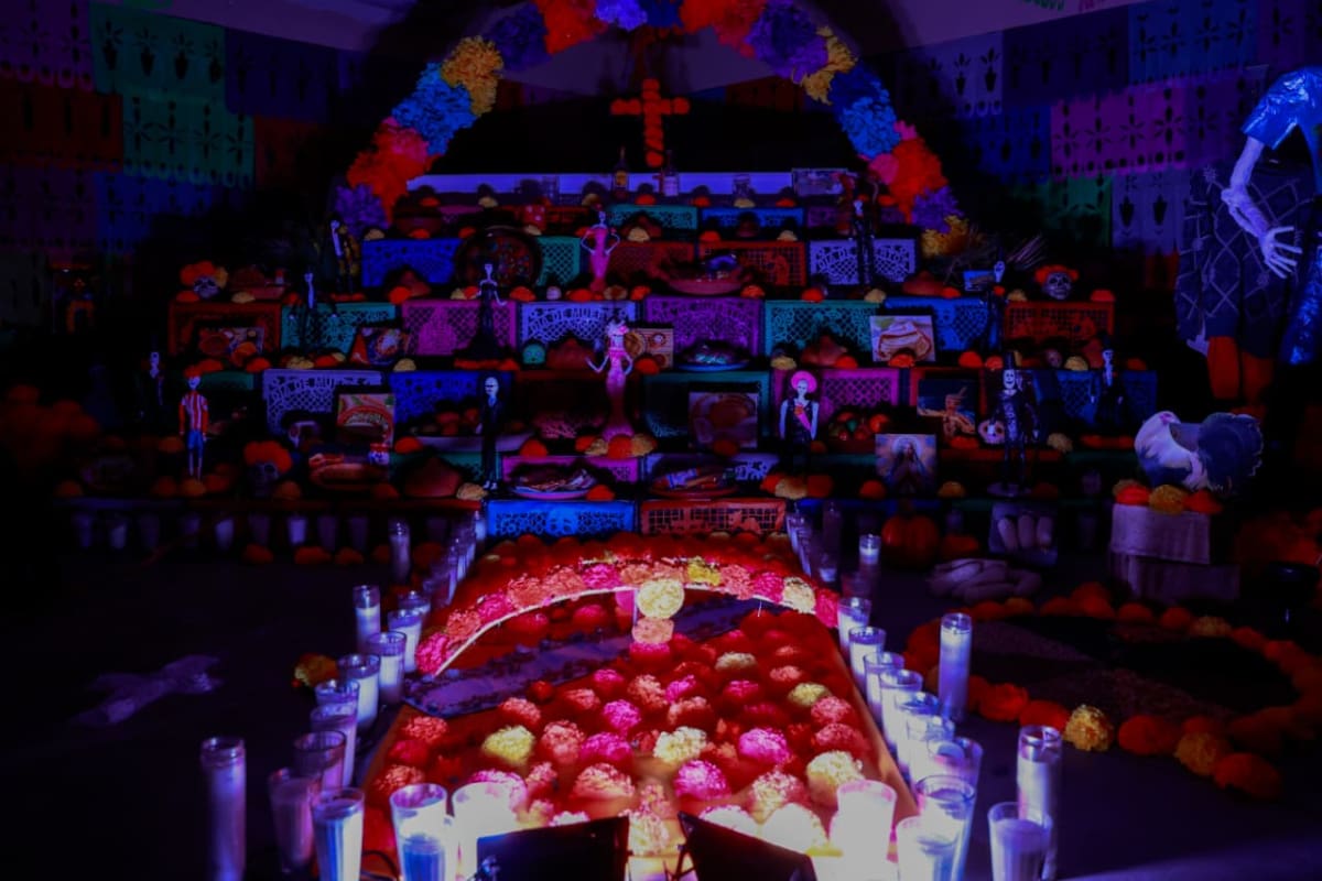 Más de 25 años de tradición: estudiantes de Mexicali mantienen vivo el Día de Muertos