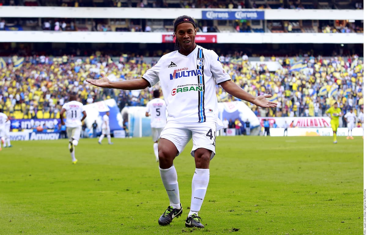 Ronaldinho jugando con Querétaro en el Estadio Azteca contra el América. Foto: Archivo GH