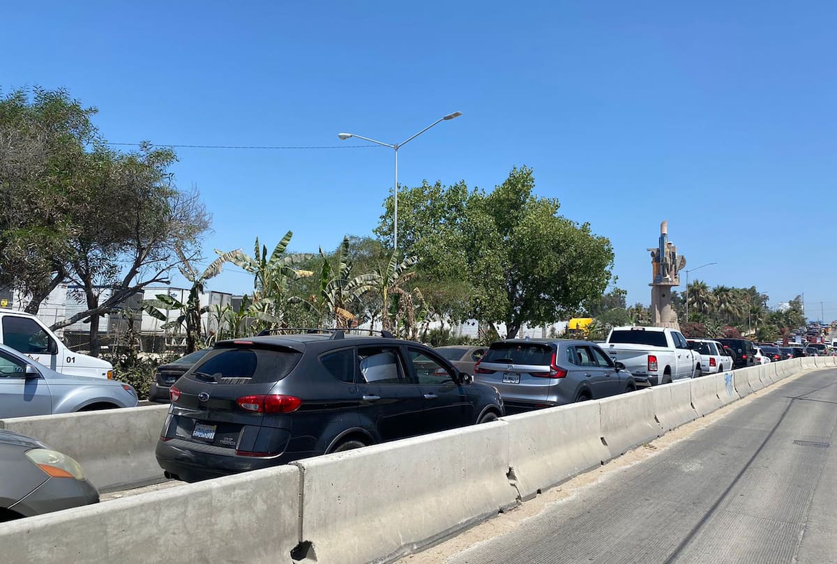 Largas filas para cruzar por la garita de Otay.