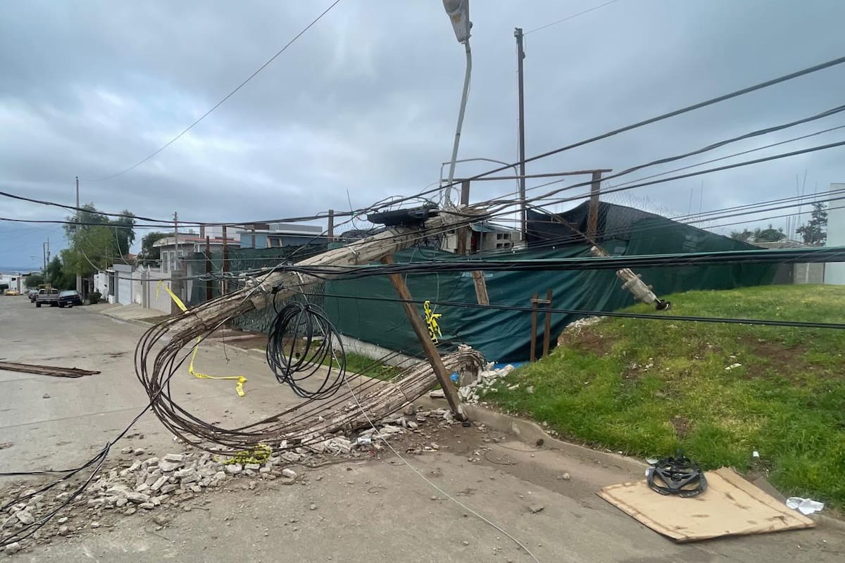 Poste caído de la CFE obstruye paso en colonia Aztlán de Rosarito