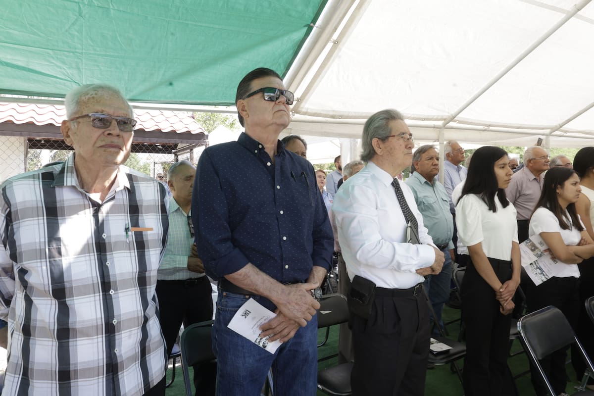 Invitados a la misa conmemorativa por el 13 aniversario de su fallecimiento, celebrada en el Panteón Yáñez.