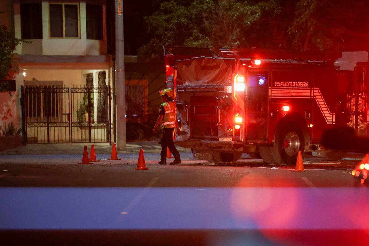 Elementos de bomberos atendieron a una llamada de incendio en la colonia San Angel en la calle san Bernardino y San Carlos, paramédicos de Cruz Roja atendieron a un menor que se encontraba dentro de la residencia.
Fotos Gerardo D. Gonsález/Archivo GH.