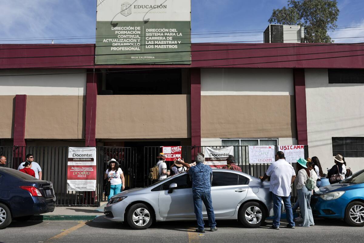 Se manifiestan trabajadores de Capep para exigir respeten sus derechos laborales