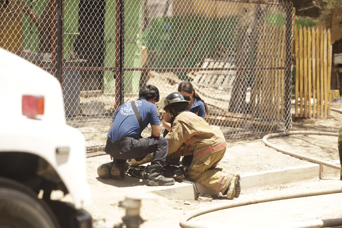 Elementos del Departamento de Bomberos atendieron la emergencia para evitar que el fuego se propagara a otras casas.
