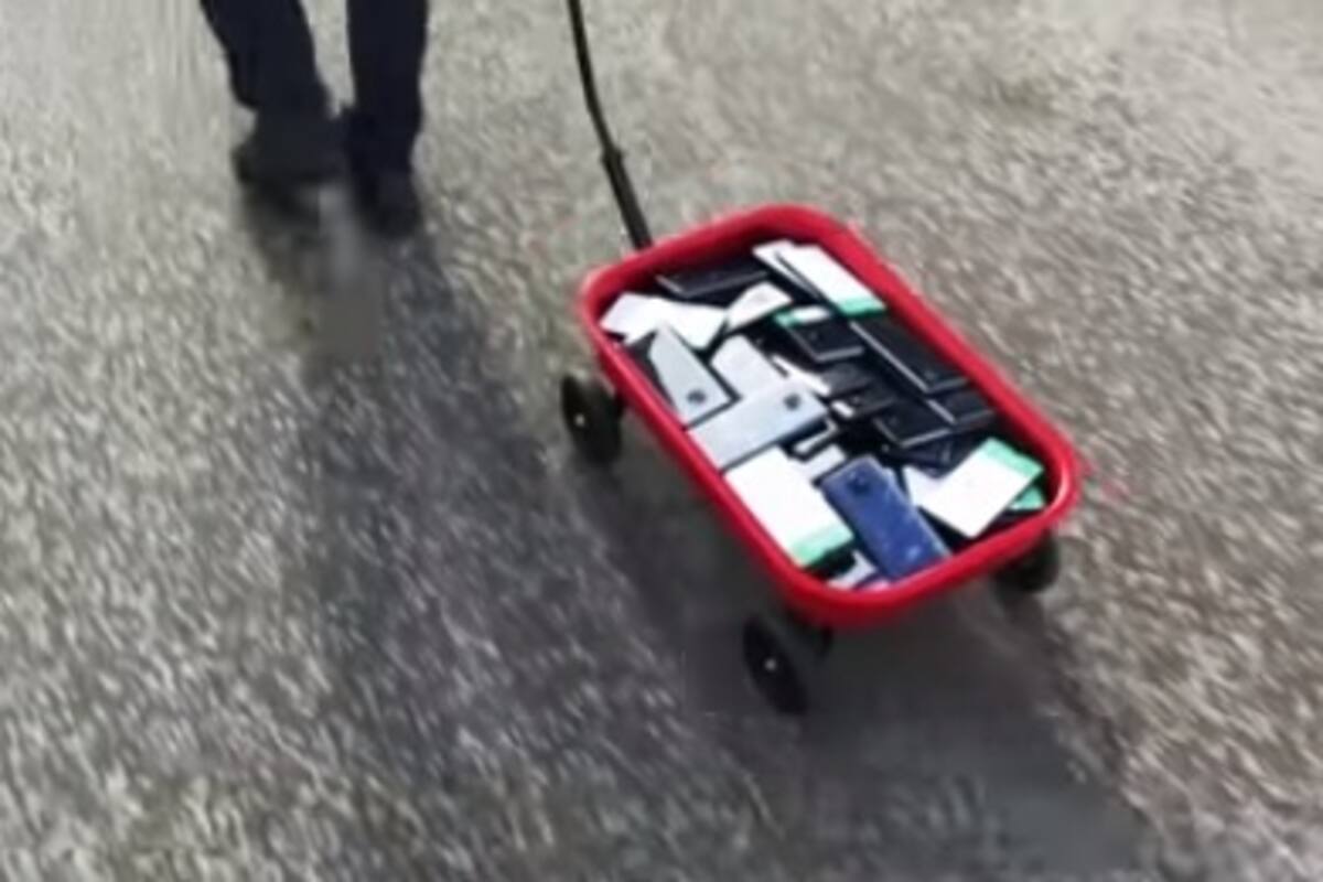 Genera rutas congestionadas en Google Maps arrastrando una carretilla con 99 teléfonos