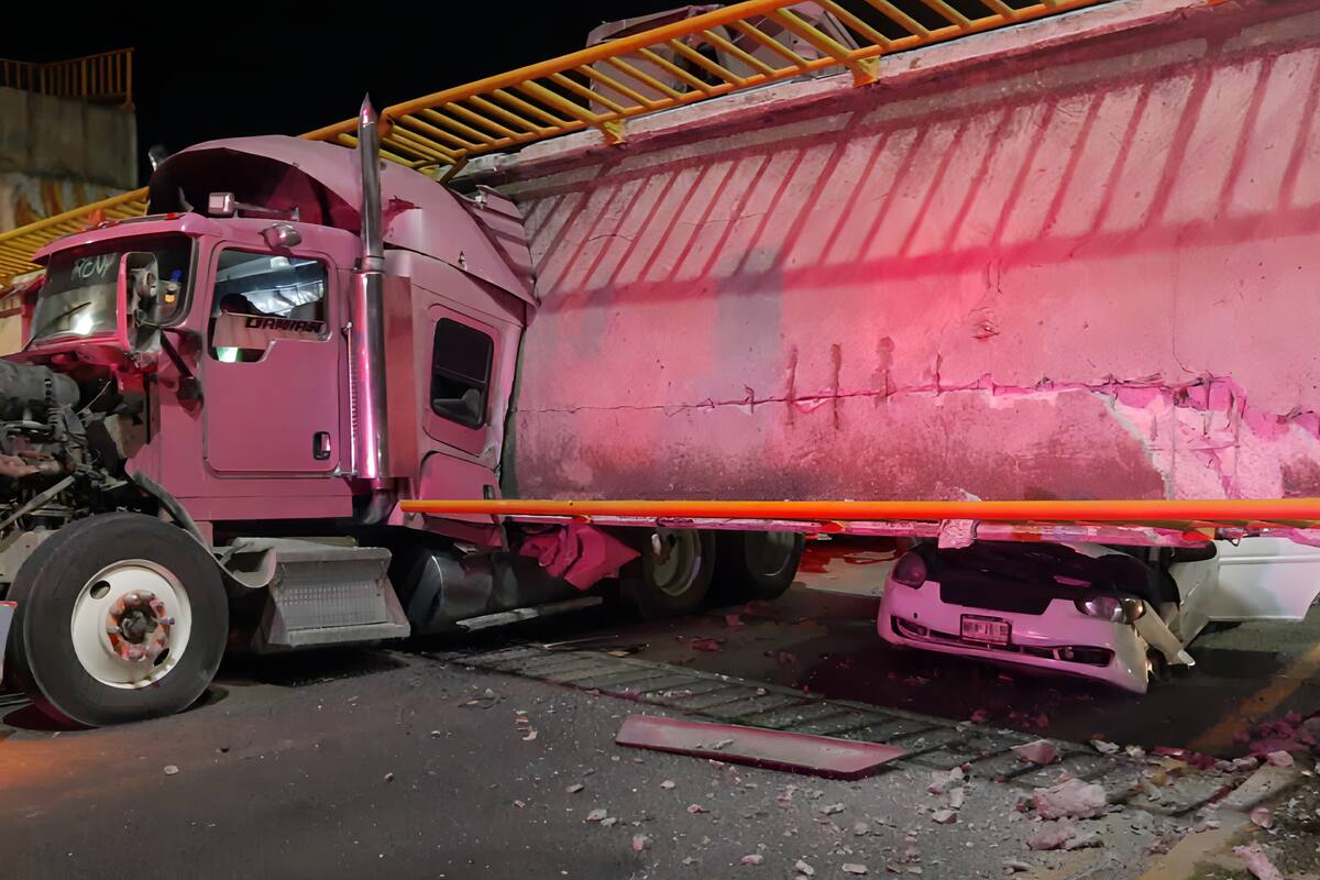 Tráiler derriba puente peatonal y queda aplastado en carretera México-Texcoco