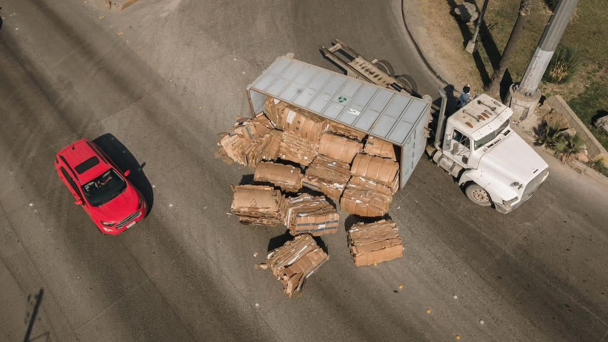 Pacas de cartón quedaron esparcidas sobre la vialidad tras el accidente registrado cerca de Plaza Pacífico durante la mañana de este martes. Foto: Border Zoom
