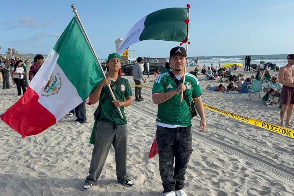 Miles disfrutan de partido de México vs Ecuador desde playa de San Diego