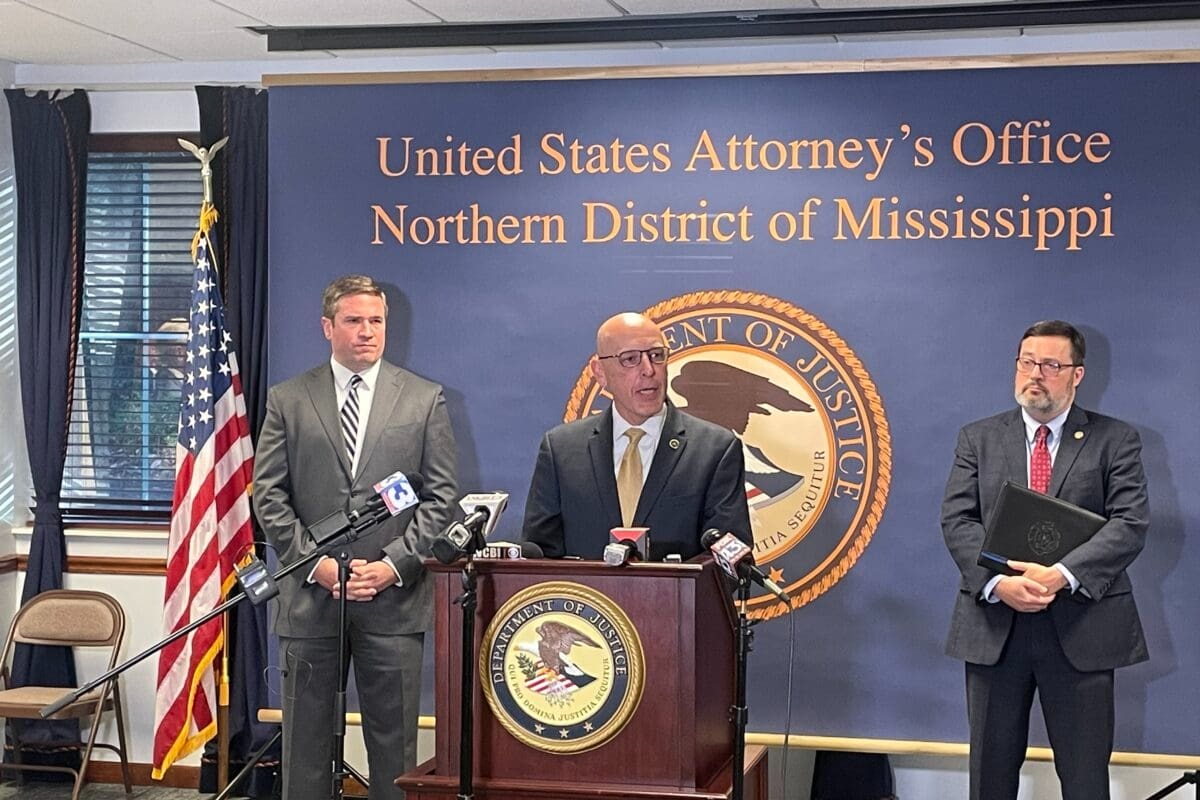 Acusan a 14 policías de Mississippi de brindar escolta armada al narcotráfico y aceptar sobornos de hasta 37 mil dólares