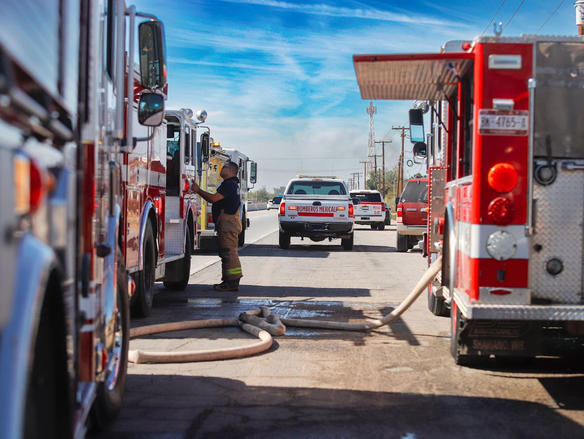 Incendio en Ejido Pólvora moviliza a Bomberos de Mexicali. Elementos de bomberos trabajaron arduamente para sofocar las llamas que consumieron un centro de rehabilitación en el Ejido Pólvora este 14 de febrero. La oportuna labor de rescate permitió poner a salvo a 24 internos, quienes fueron derivados a hospitales locales para su valoración. (Foto: Juan J. Morales)