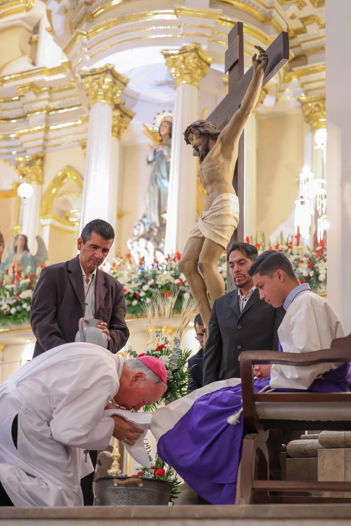 ARCHIVO. El Arzobispo de Hermosillo, Ruy Rendón, oficia la misa donde se lleva a cabo el lavatorio de pies como parte de la celebración de la cuaresma. | Fotos: Eleazar Escobar