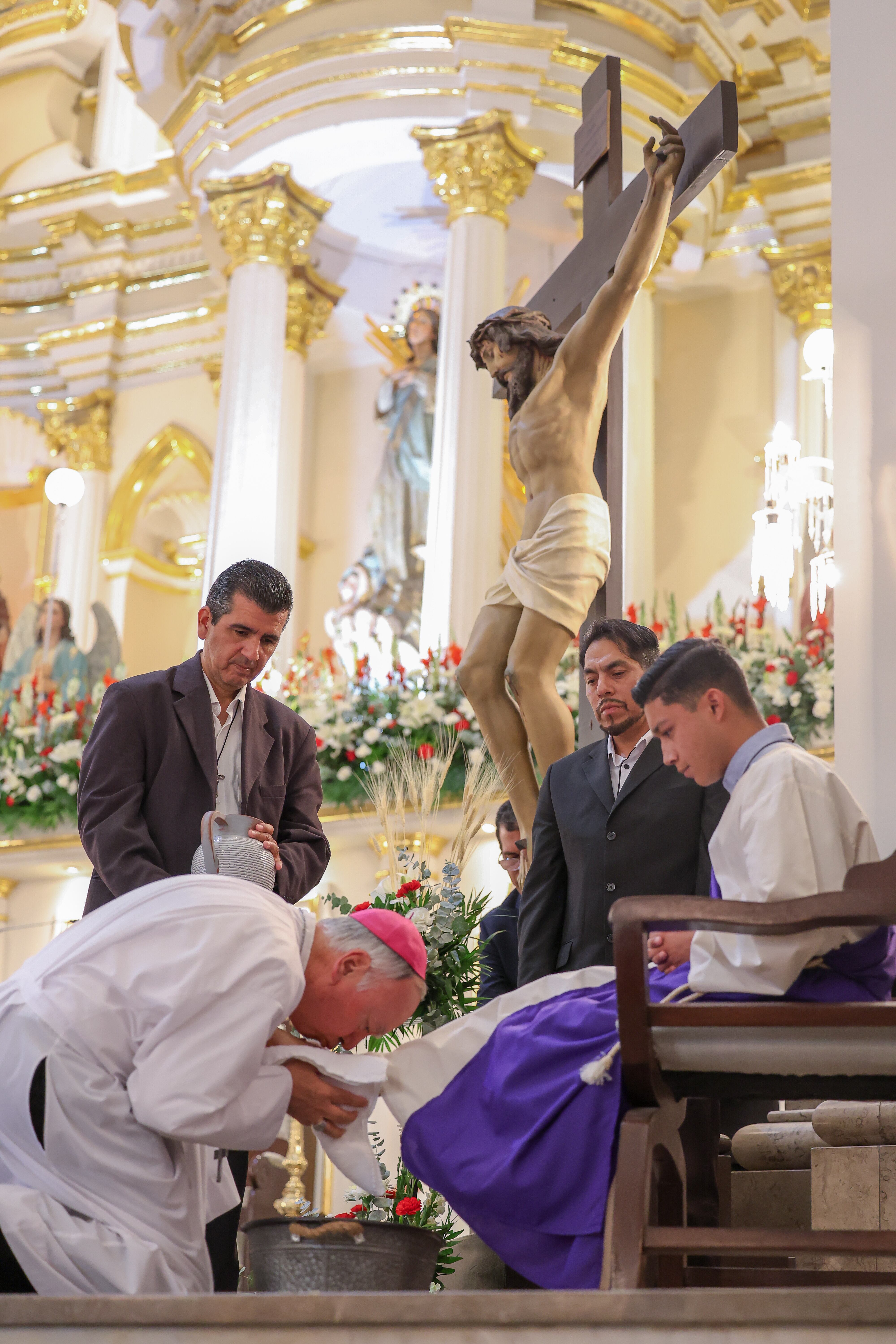 ARCHIVO. El Arzobispo de Hermosillo, Ruy Rendón, oficia la misa donde se lleva a cabo el lavatorio de pies como parte de la celebración de la cuaresma. | Fotos: Eleazar Escobar