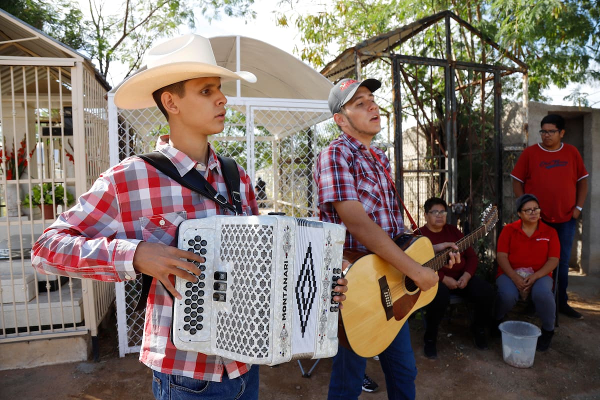 Cantan por gusto y para ayudarse en sus estudios
