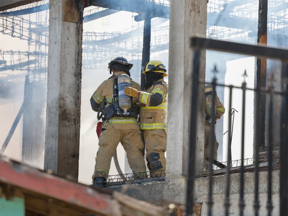 El fuego consumió una casa de dos pisos y fue controlado por Bomberos antes de alcanzar una vivienda aledaña. Foto: Johnny Morales