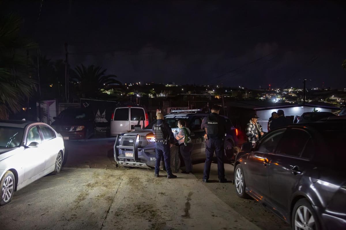 Dos vehículos, un Mercedes y una Dodge, fueron hallados con las llantas ponchadas. Foto: Border Zoom
