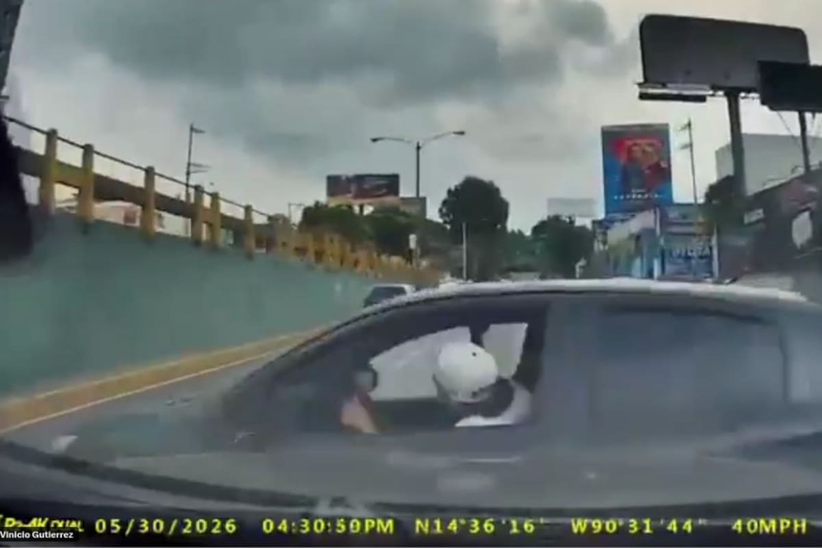 Conductor destruye el plan de presunto “montachoques” y lo arrastra en plena autopista de la CDMX