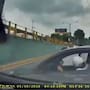 Conductor destruye el plan de presunto “montachoques” y lo arrastra en plena autopista de la CDMX