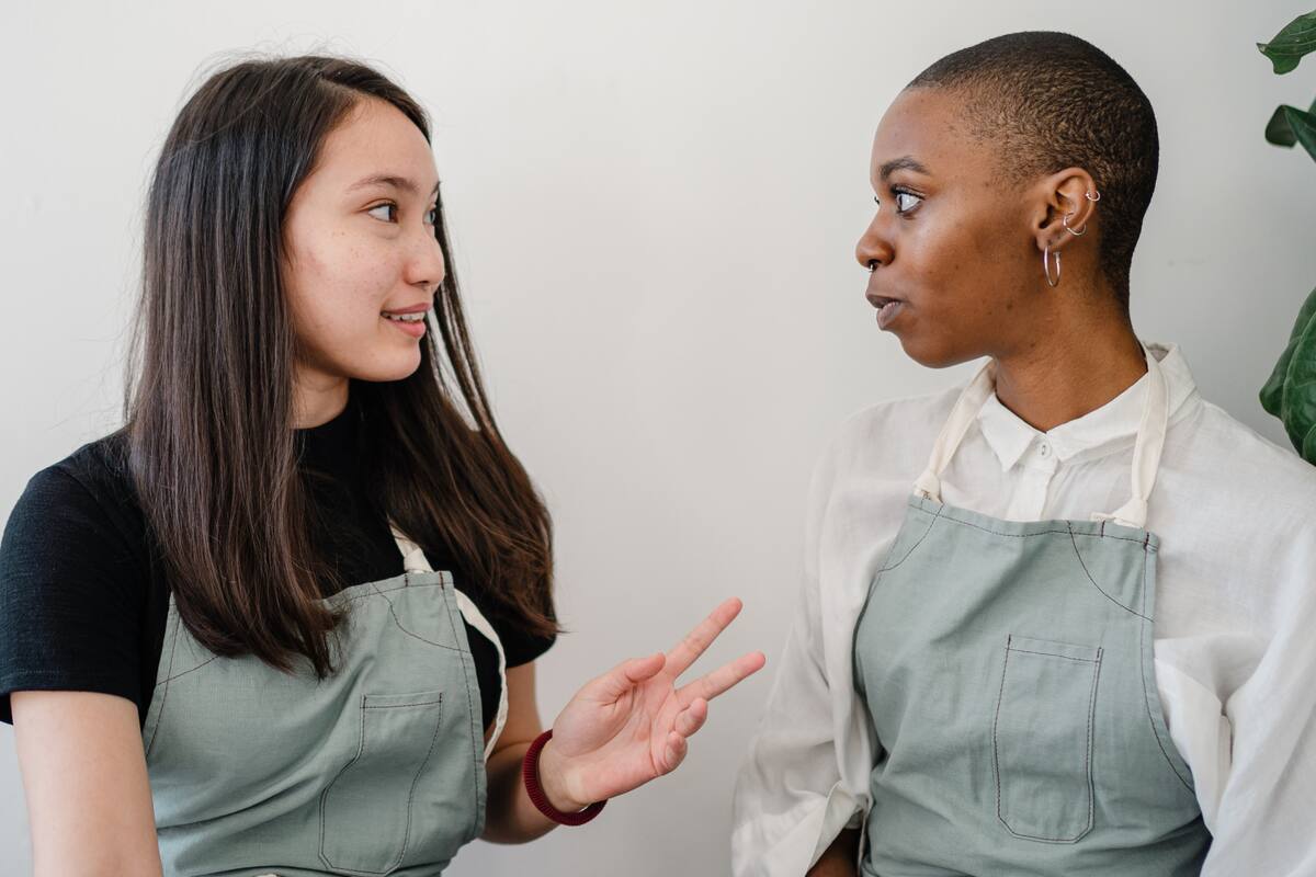 Cuando nos interrumpen al hablar, esto genera rechazo; así es como los expertos sugieren lidiar con las interrupciones