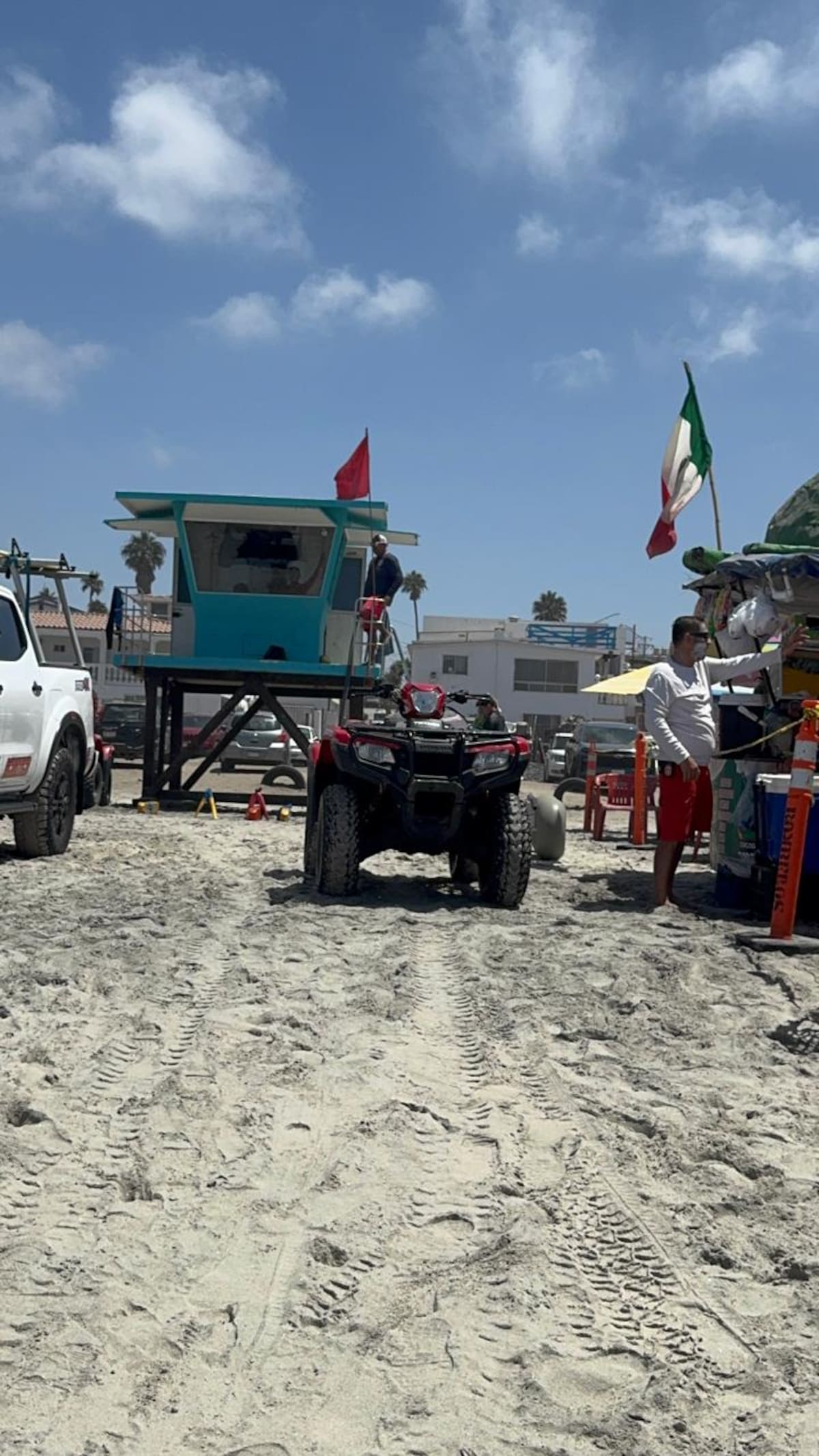 El montaje del Baja Beach Fest ya modificó el acceso a la playa de Rosarito con el cierre parcial del estacionamiento del DIF, reubicación de comerciantes y restricciones para peatones.
Fotos: Carmen Gutiérrez.