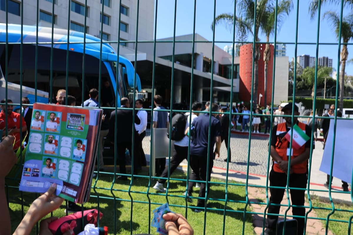 Decenas de seguidores se reunieron en Tijuana para despedir al conjunto iraní antes de su viaje a Los Ángeles, donde enfrentará a Nueva Zelanda en la Copa Mundial 2026. Foto: Sergio Ortiz