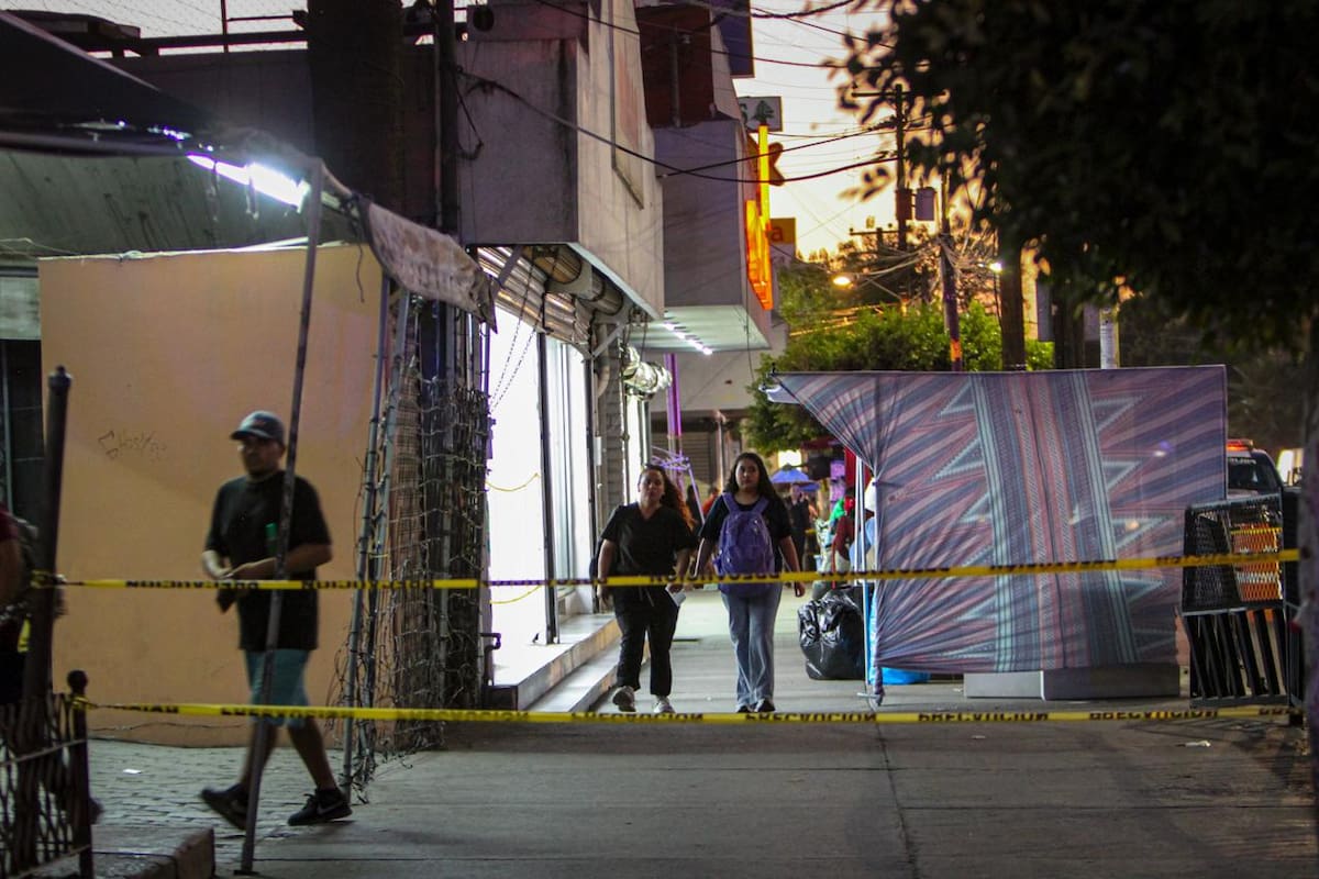 Según información preliminar, el presunto responsable sería un hombre quien vestía un suéter gris con capucha y huyó en dirección a la zona de Burger King. Foto: Cortesía / Border Zoom
